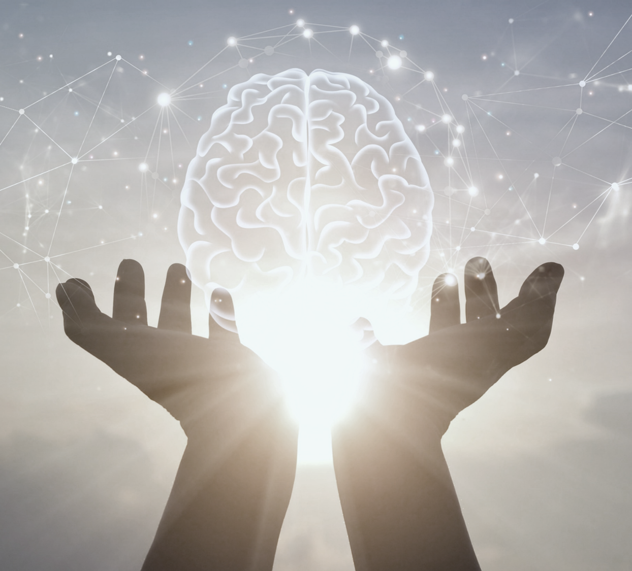 Mãos sustentando um cérebro conectado por uma rede neural